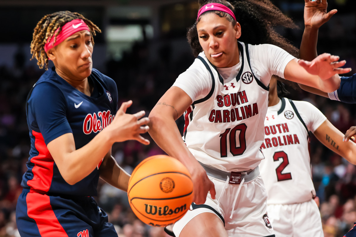 Kamilla Cardoso battle for the ball in the second half agaisnt the Ole Miss Rebels (02-04-24)