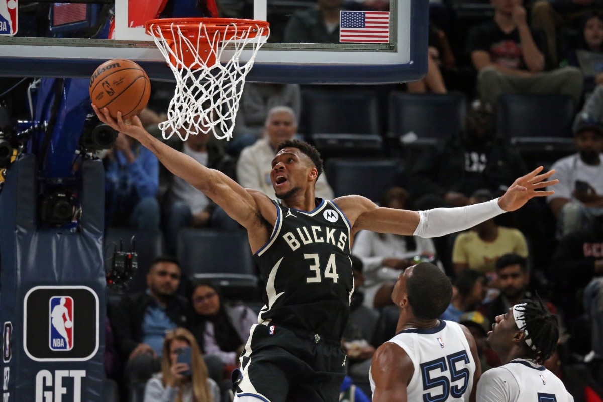 Milwaukee Bucks forward Giannis Antetokounmpo (34) drives to the basket during the first half against the Memphis Grizzlies