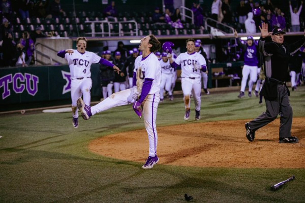 Peyton Chatagnier walks it off for the Frogs with some heads-up baserunning. 