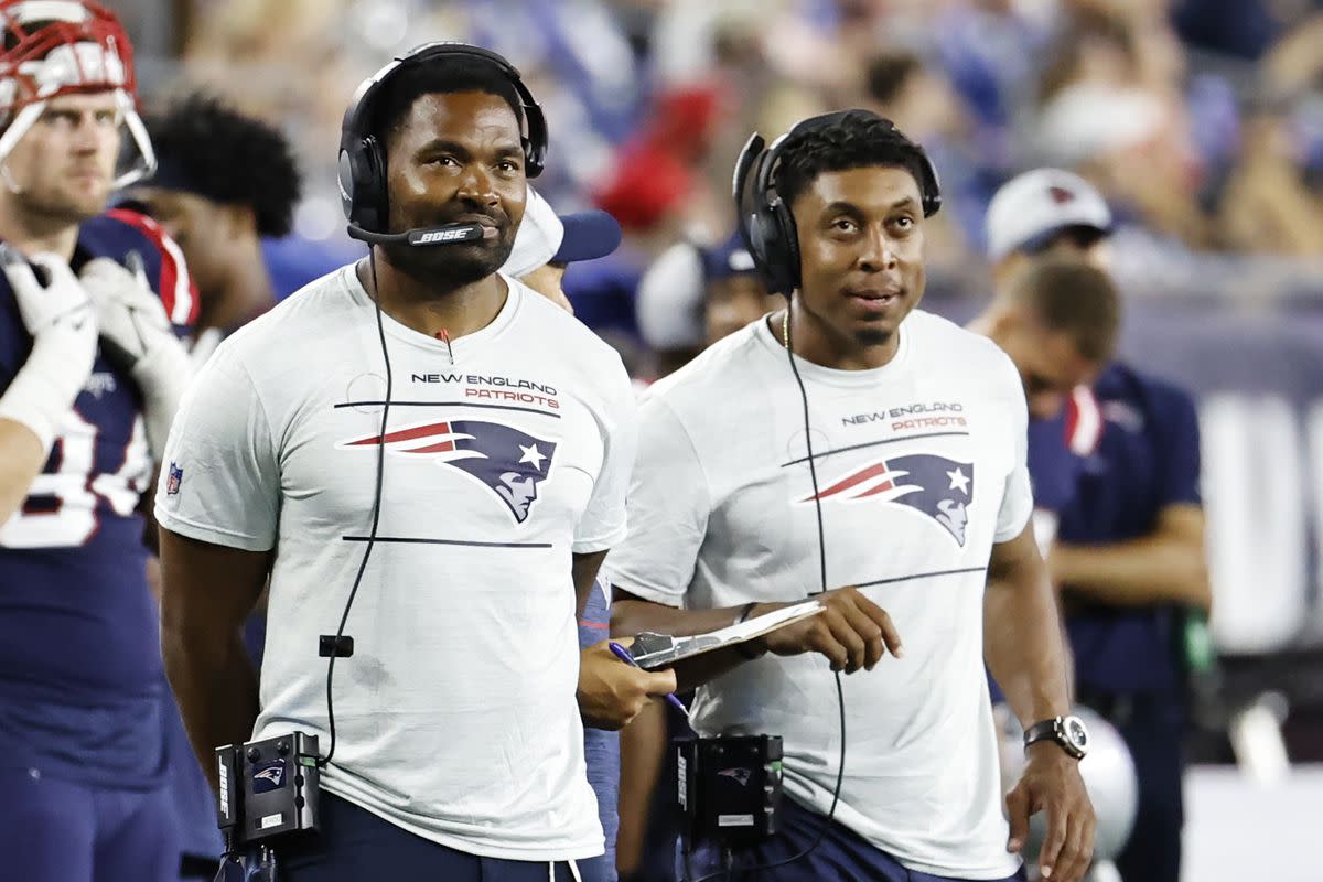 New England Patriots head coach Jerod Mayo (left), defensive coordinator DeMarcus Covington (right).