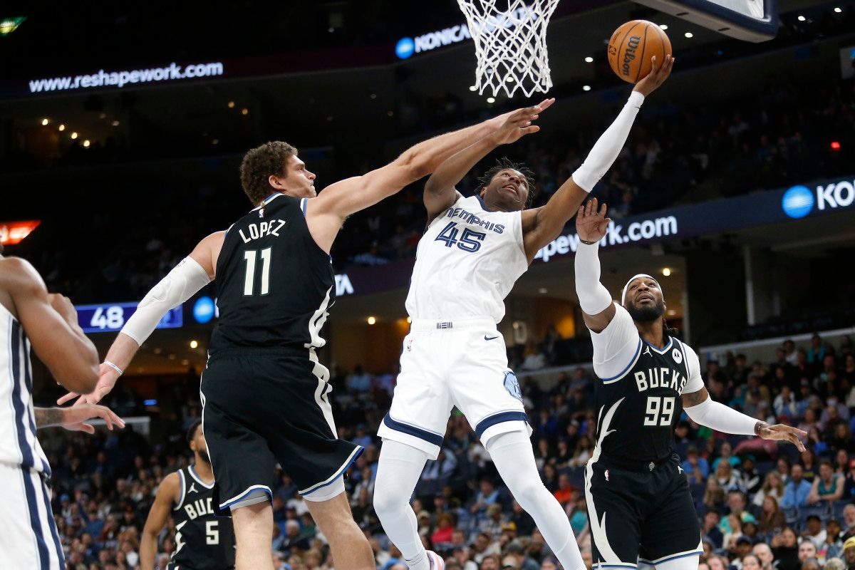 GG Jackson tries put kiss the ball off the glass against Milwaukee center Brook Lopez (15th Feb., 2024)