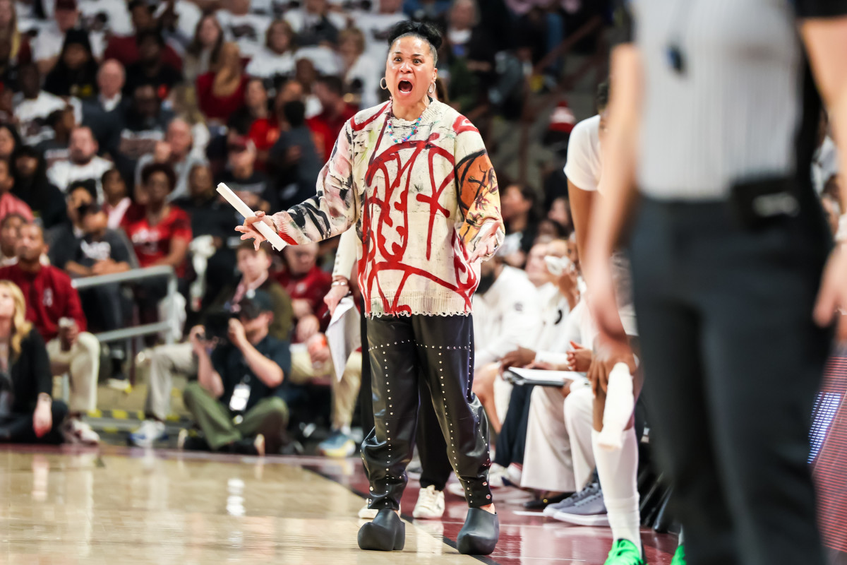 Dawn Staley voicing her displeasure with the officials in the Gamecocks matchup vs. UConn (11th Feb., 2024)