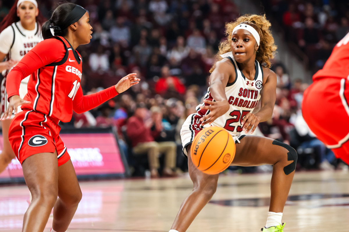 Raven Johnson tries to feed the ball inside to one of her teammates in today's game versus Georgia (18th Feb., 2024)