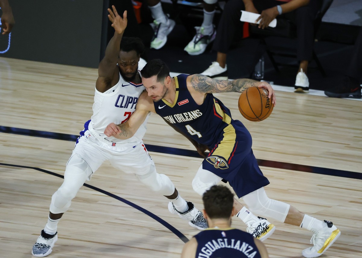  JJ Redick #4 of the New Orleans Pelicans drives against Patrick Beverley #21 of the LA Clippers 