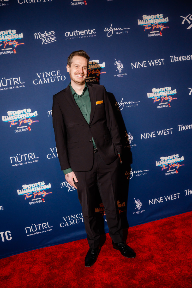 Green Bay Packers Fan of the Year, Tom Grossi, walking the red carpet. Congratulations to the Ultimate NFL Fan of the Year!