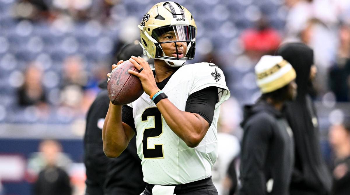 Saints quarterback Jameis Winston prepares to throw a pass in warmups before a game.