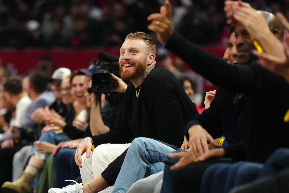 Las Vegas Raiders' star Maxx Crosby has surrounded himself with successful people, like UFC president Dana White.