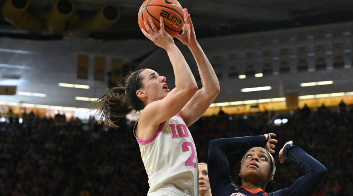 Iowa star Caitlin Clark goes up with a shot against Illinois.