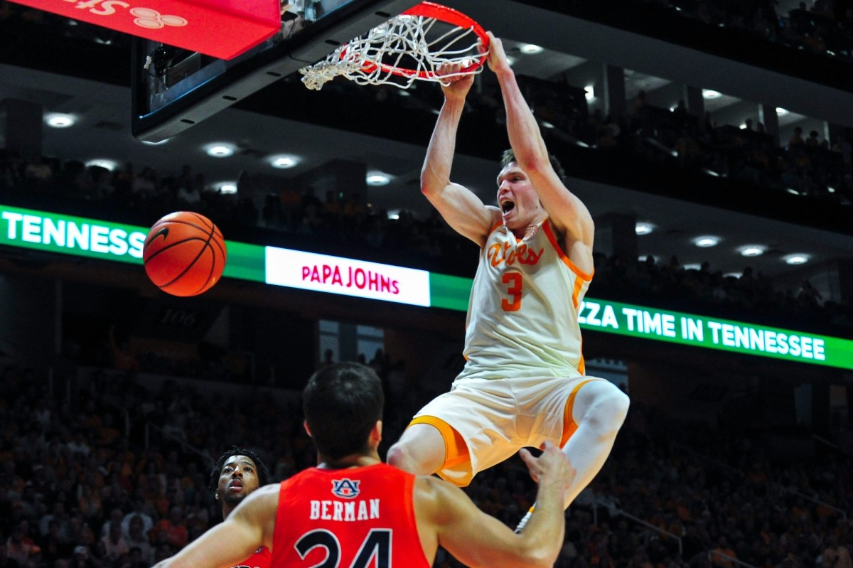 Tennessee guard Dalton Knecht (3) dunks the ball during a NCAA game at Thompson-Boling Arena at Food City Center in Knoxville, Wednesday, Feb. 28, 2024. Tennessee won 92-84 against Auburn.