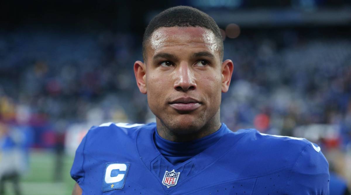 Giants tight end Darren Waller looks on during a game.