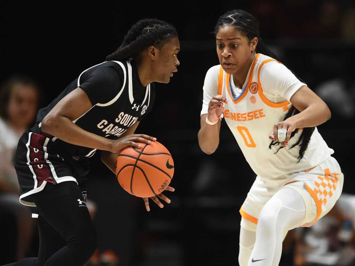 MiLaysia Fulwiley scans the floor looking for options against Tennessee guard Jewel Spear (15th Feb., 2024)