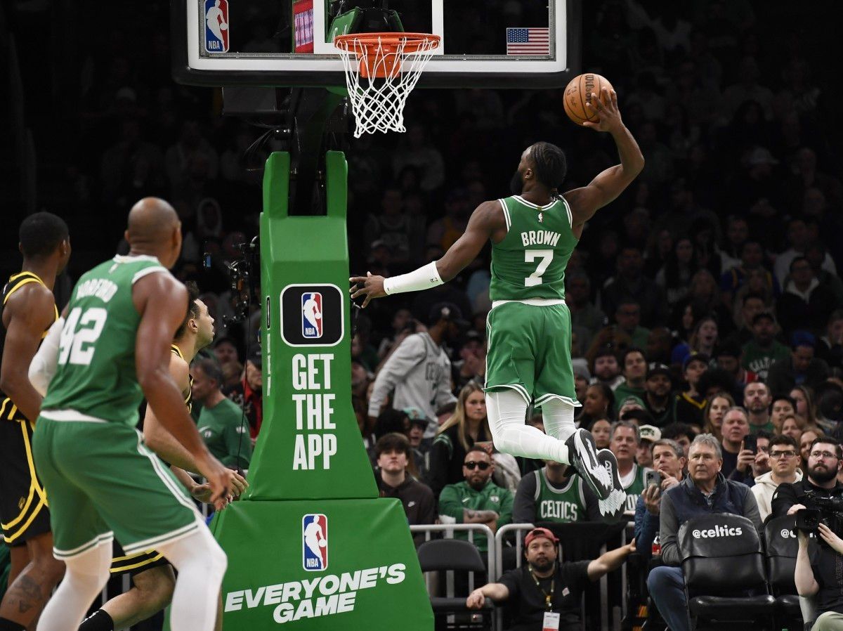 Jaylen Brown dunks against the Warriors