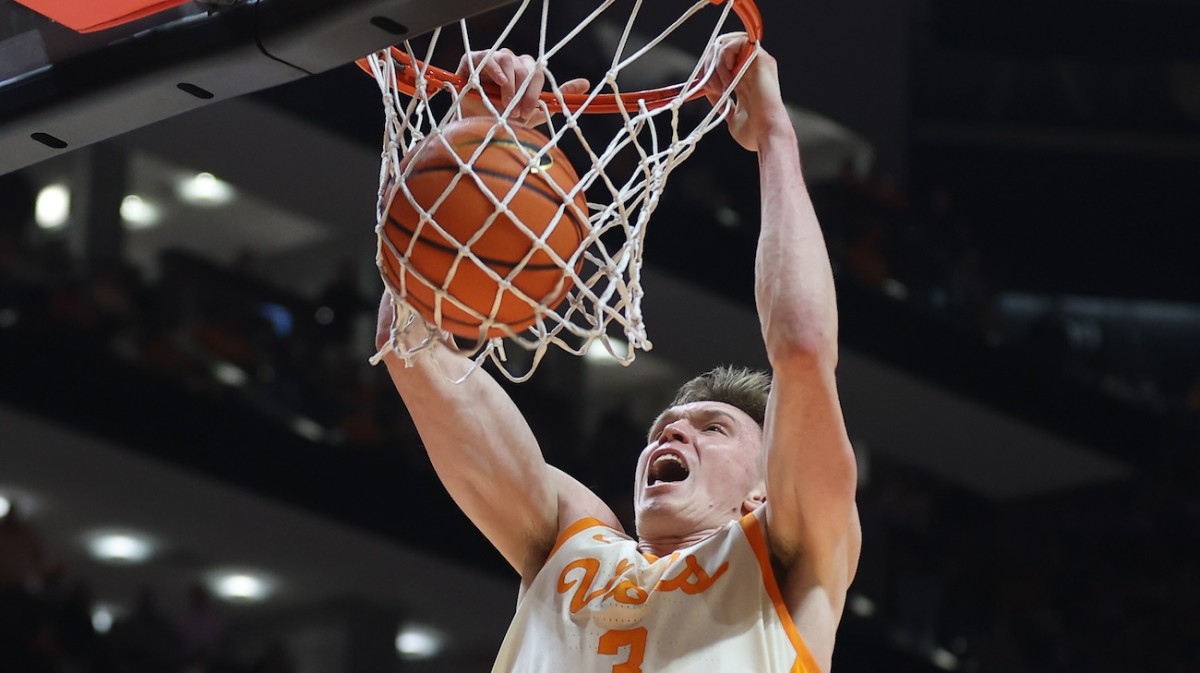 Tennessee Volunteers guard Dalton Knecht (3) dunks the ball against the Auburn Tigers during the second half at Thompson-Boling Arena at Food City Center in Knoxville, Tennessee, on Feb. 28, 2024.