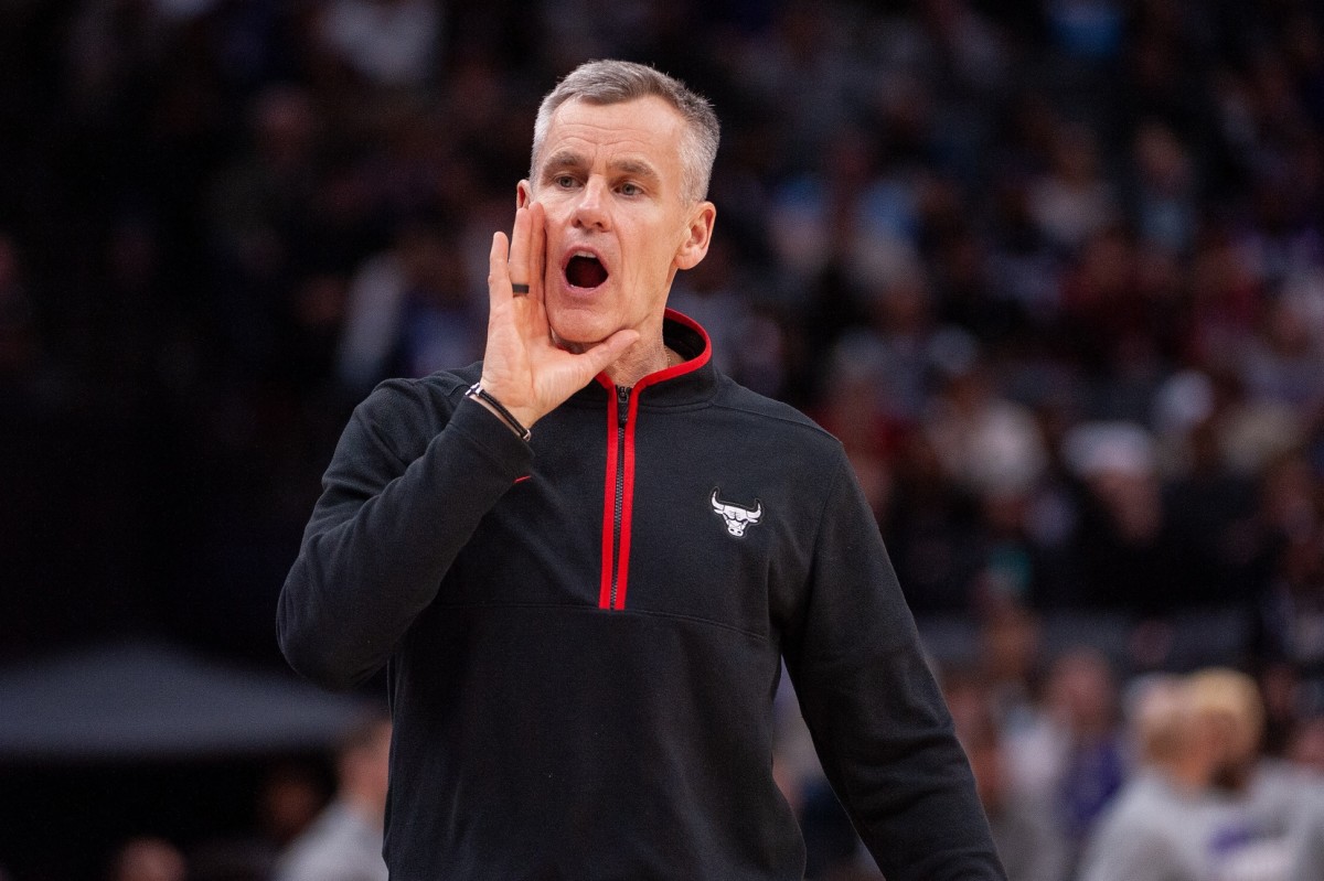  Chicago Bulls head coach Billy Donovan calls out to his team during the third quarter at Golden 1 Center.