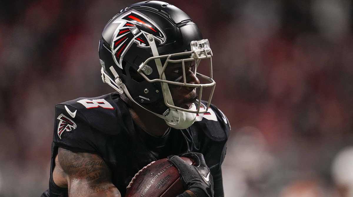 Atlanta Falcons tight end Kyle Pitts (8) runs for a touchdown after a catch against the Tampa Bay Buccaneers during the first half at Mercedes-Benz Stadium. 