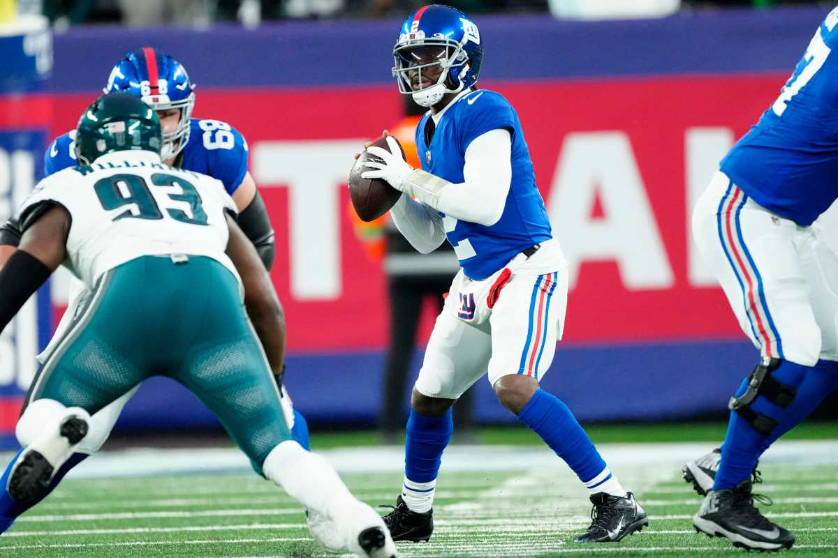 New York Giants quarterback Tyrod Taylor (2) looks for an open teammate in the fourth quarter against the Philadelphia Eagles, Sunday, January 7, 2024.