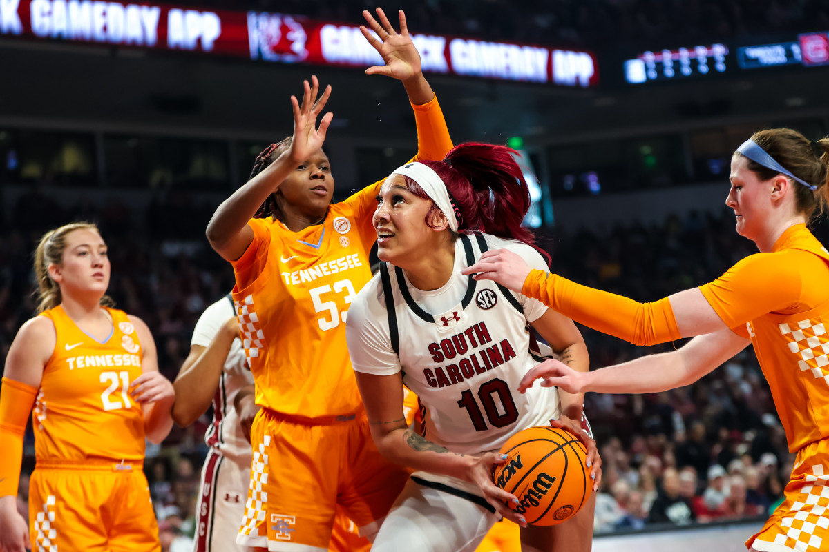 Kamilla Cardoso works to get an open shot against the Tennessee Lady Vols (3rd Mar., 2024)