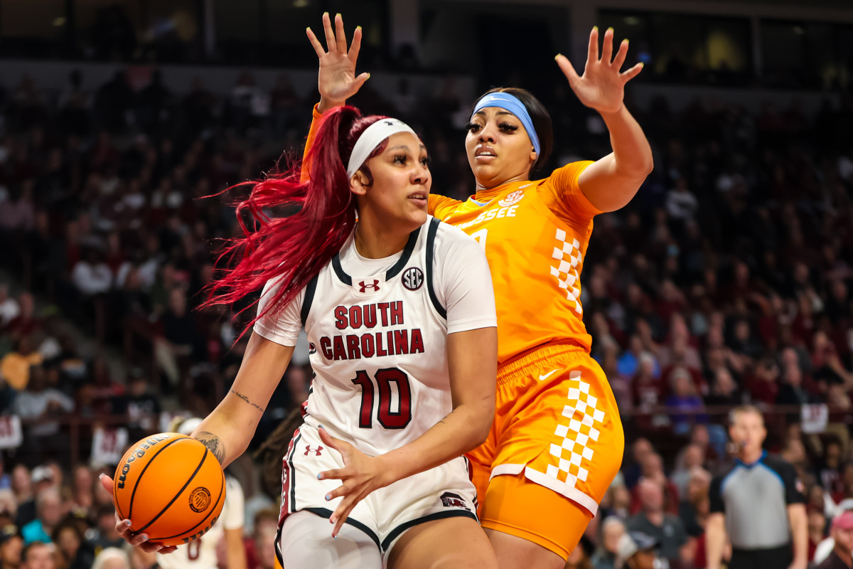 Kamilla Cardoso looks to shoot over Tennessee Lady Vols center (03-03-24)