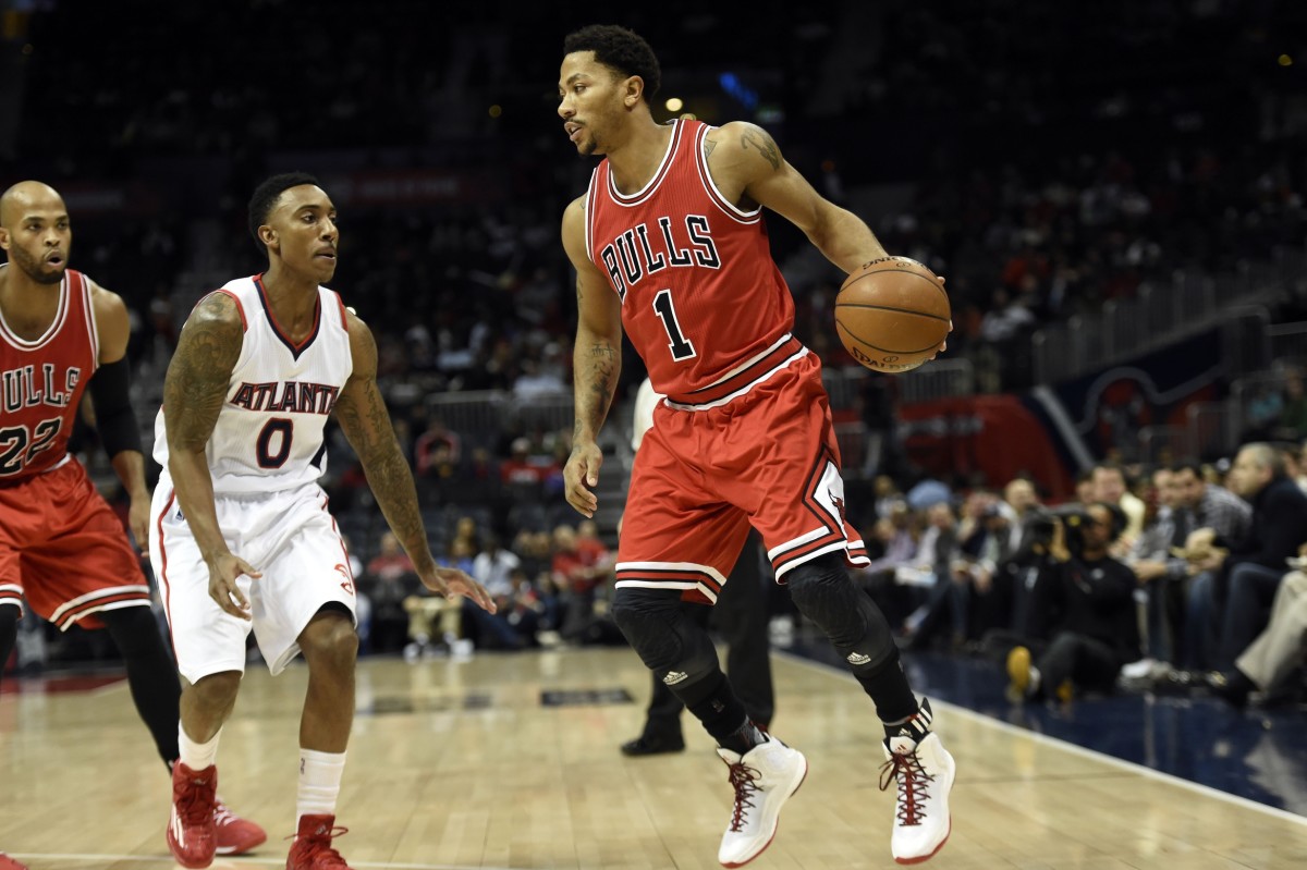  Chicago Bulls guard Derrick Rose (1) works against Atlanta Hawks guard Jeff Teague (0) during the first half at Philips Arena.