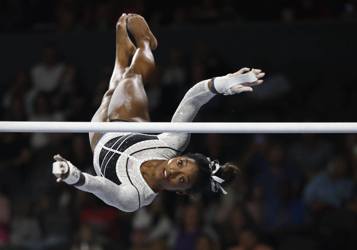 August 5, 2023, Hoffman Estates, Illinois, USA: SIMONE BILES competes on the uneven bars during the USA Gymnastics Core Hydration Classic at the NOW Arena. The four-time Olympic gold medalist returned to gymnastics competition at the Core Hydration Classic outside of Chicago on Saturday night, where she won the all-around, balance beam and floor titles and had the highest score on vault. Hoffman Estates USA - ZUMAbm6_ 20230805_znp_bm6_002 Copyright: xH.xRickxBammanx