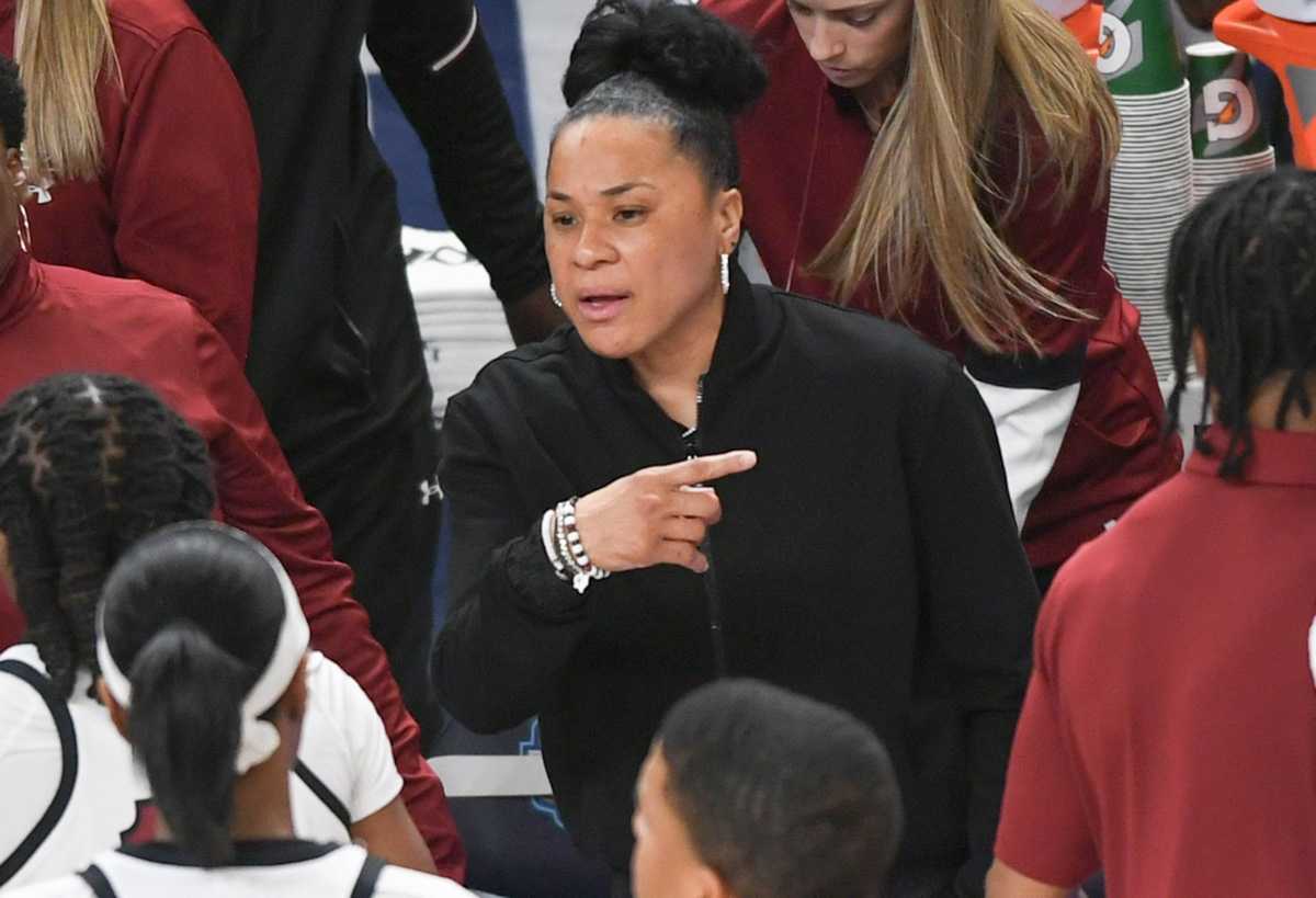Dawn Staley talking to her team during a timeout in their quarterfinal matchup vs. Texas A&M (8th Mar., 2024)