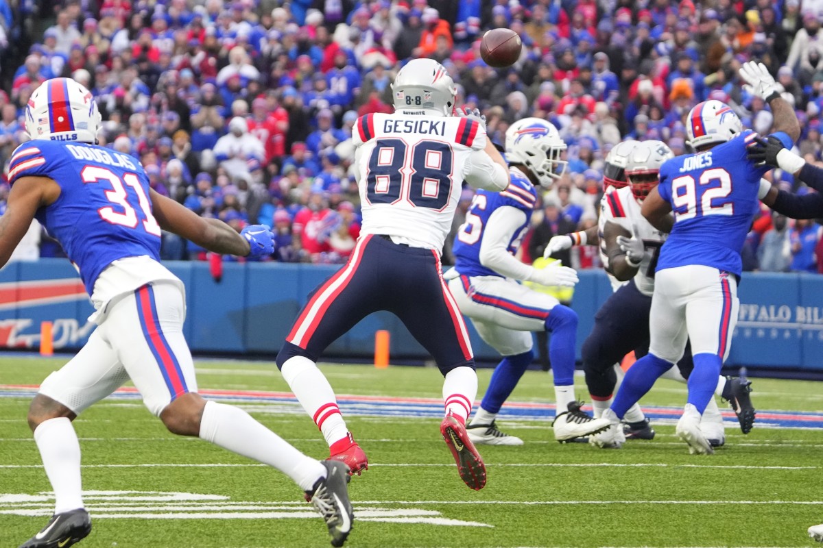 New England Patriots tight end Mike Gesicki (88) makes a catch against the Buffalo Bills. Mandatory Credit: Gregory Fisher-USA TODAY Sports