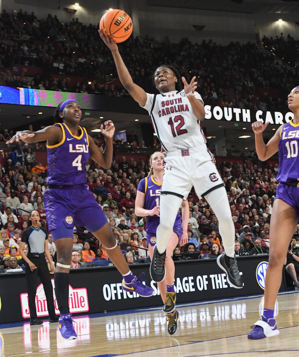 MiLaysia Fulwiley drives to the basket against the LSU defense in the first half (10th Mar., 2024)