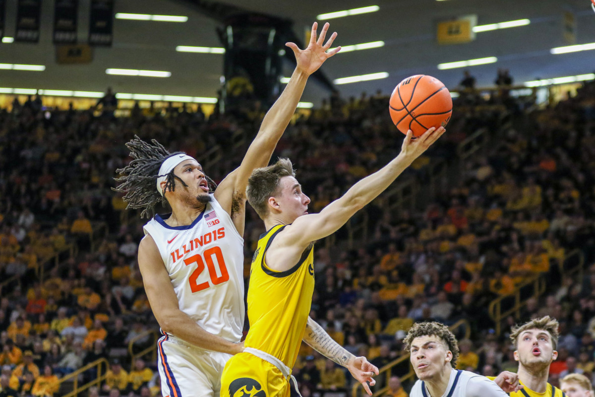 Iowa's Brock Harding glides in for a shot against Illinois' Ty Rodgers (20) on March 10, 2024 at Carver-Hawkeye Arena in Iowa City, Iowa. (Rob Howe/HN)