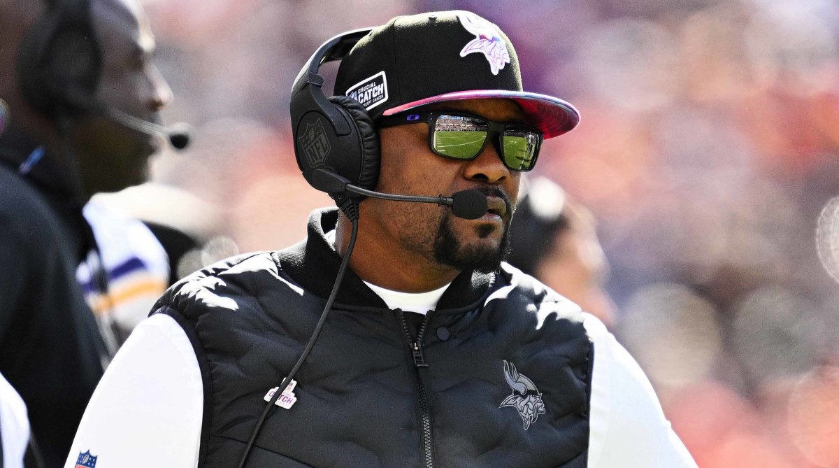 Vikings defensive coordinator Brian Flores