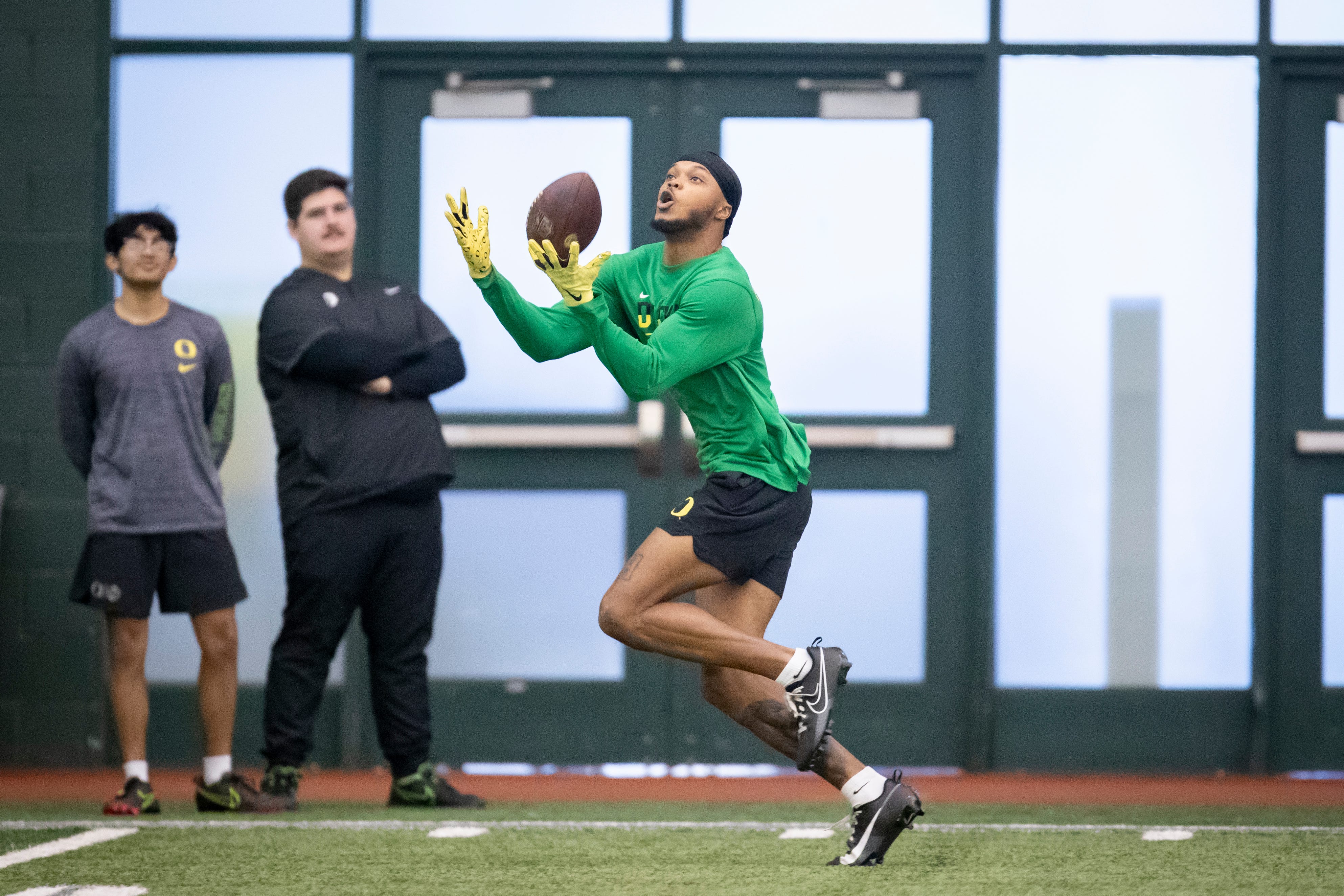 Wide receiver Troy Franklin hauls in a pass at Oregon's Pro Day.
