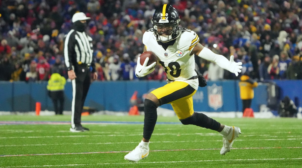 Pittsburgh Steelers wide receiver Diontae Johnson (18) runs the ball in the second half of a game against the Buffalo Bills.
