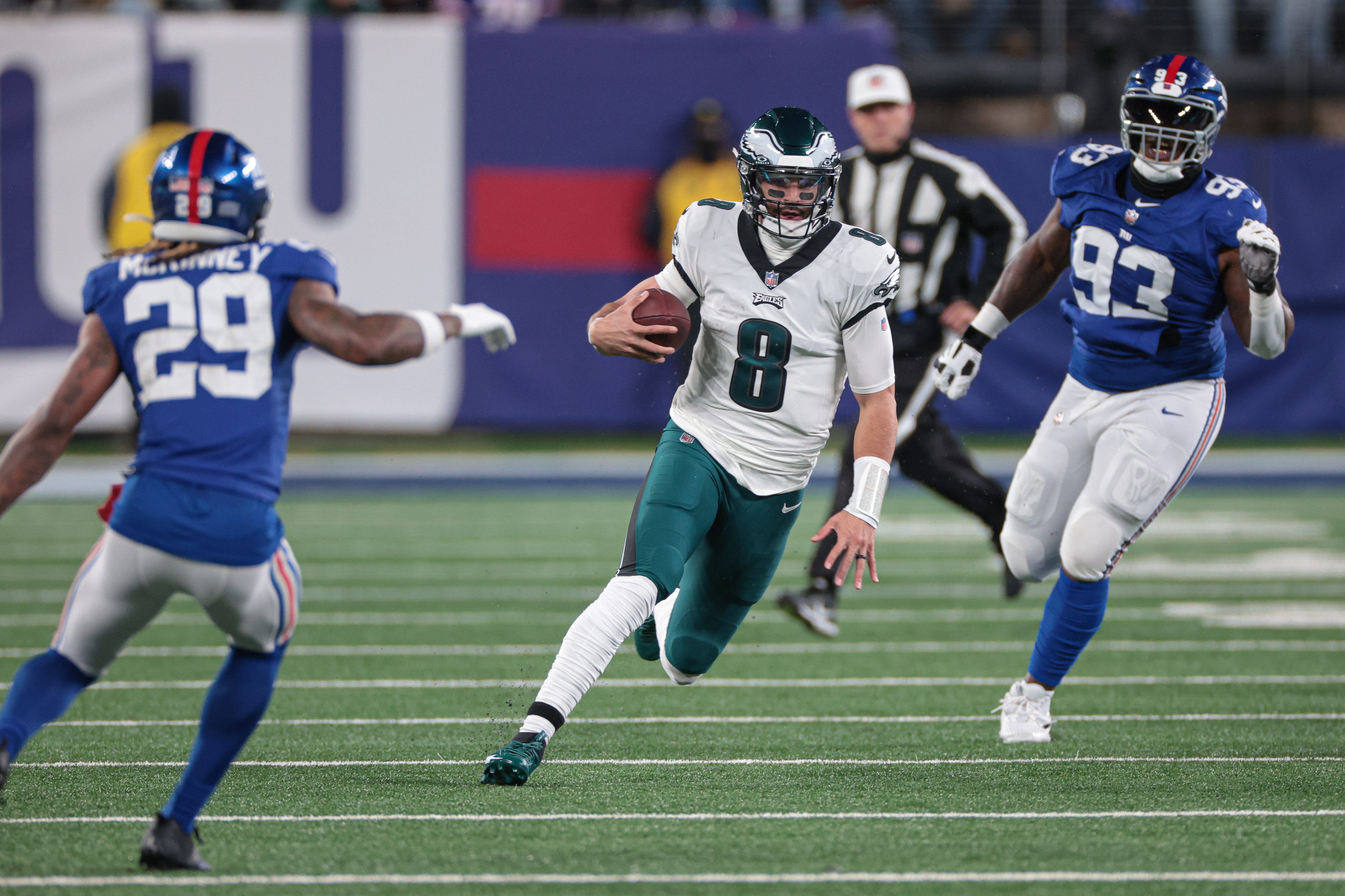 Philadelphia Eagles quarterback Marcus Mariota rushes agains the New York Giants.