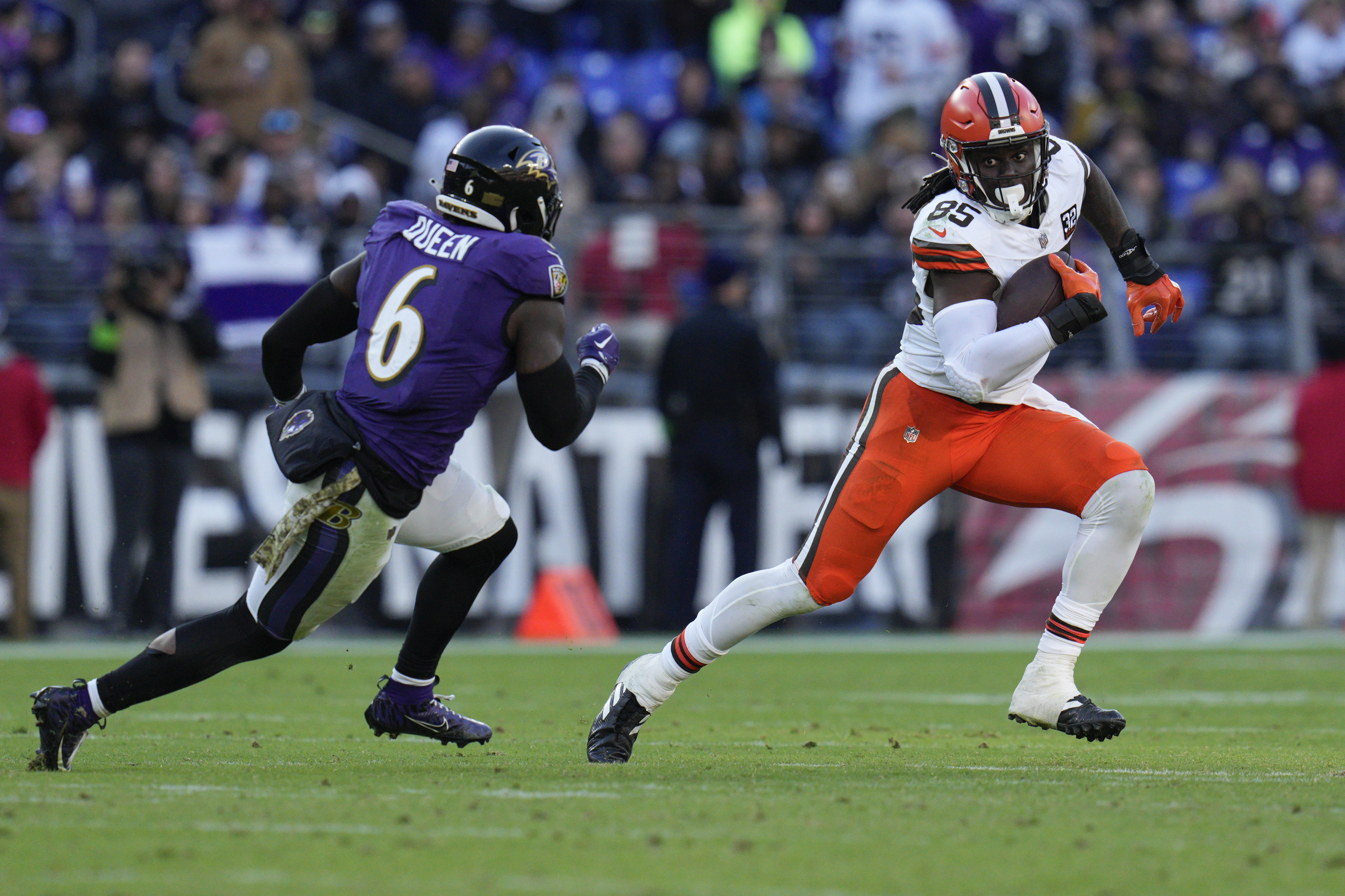 Nov 12, 2023; Baltimore, Maryland, USA; Cleveland Browns tight end David Njoku (85) runs with the ball as Baltimore Ravens linebacker Patrick Queen (6) defends during the second half at M&T Bank Stadium. Mandatory Credit: Jessica Rapfogel-USA TODAY Sports  
