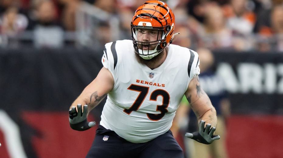 Bengals offensive lineman Jonah Williams sets up to block a pass rusher in a game.
