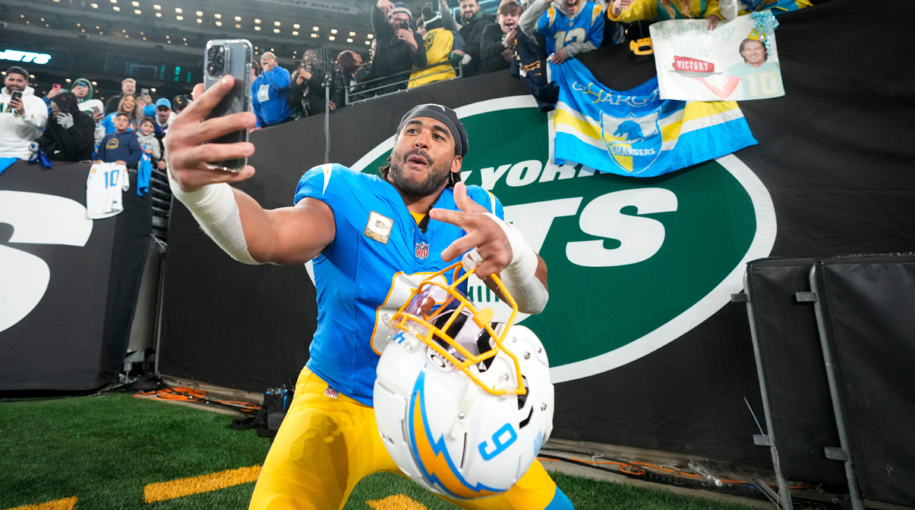 Eric Kendricks takes a selfie after a Los Angeles Chargers game at the New York Jets.