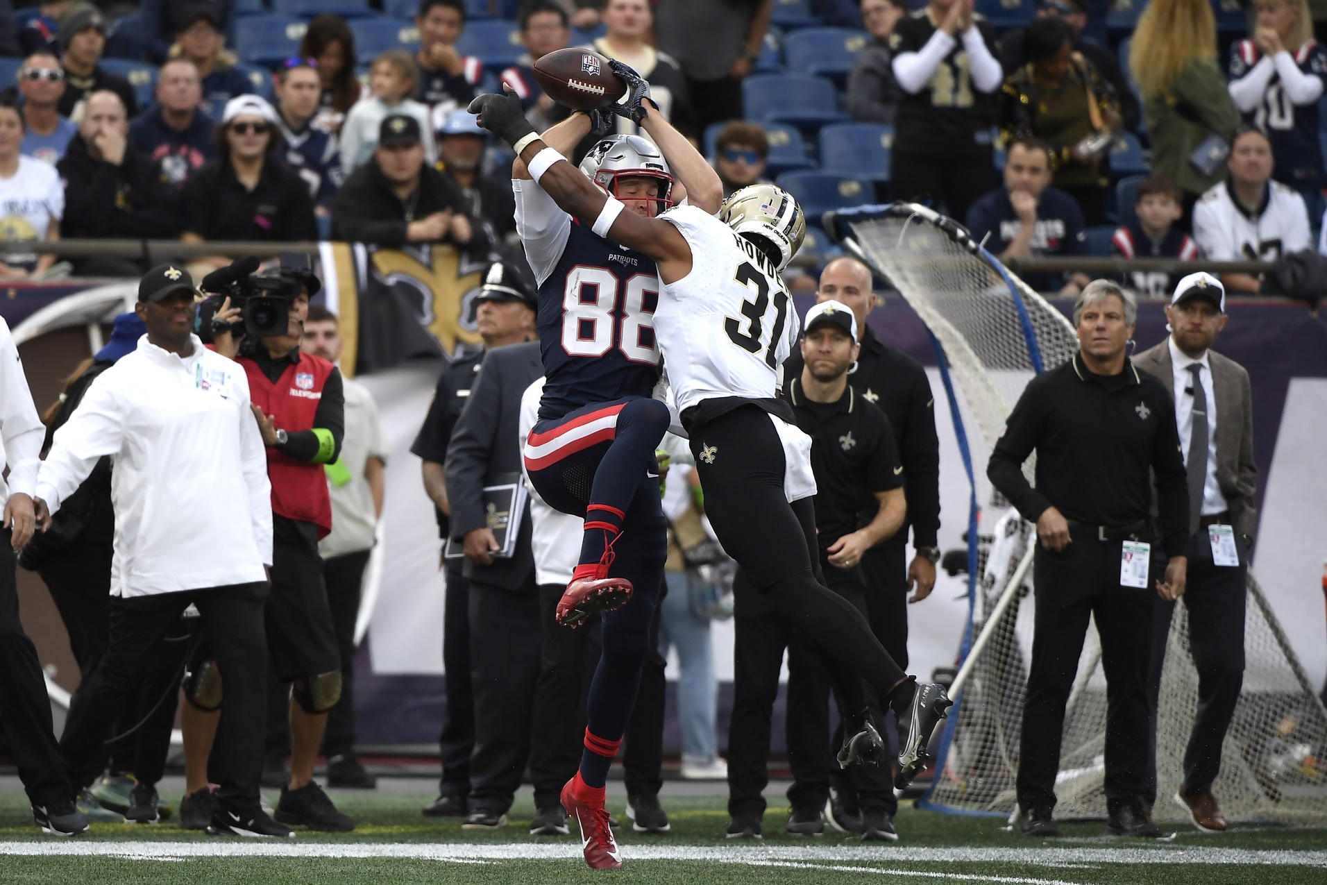 New Orleans Saints safety Jordan Howden (31) breaks up a pass intended for New England Patriots tight end Mike Gesicki (88). Mandatory Credit: Bob DeChiara-USA TODAY Sports