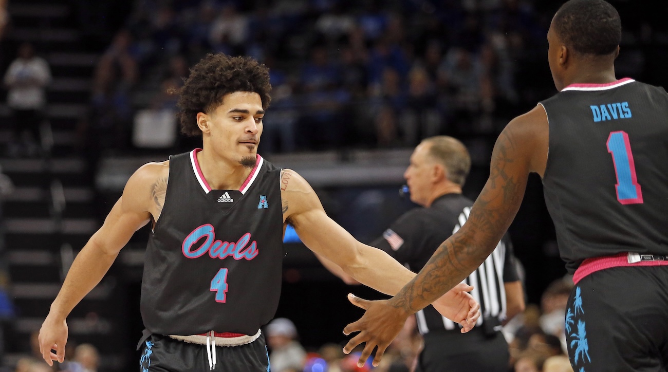 Florida Atlantic Owls guard Bryan Greenlee (4) reacts with guard Johnell Davis (1) during the second half against the Memphis Tigers at FedExForum in Memphis, Tenn., on Feb. 25, 2024.