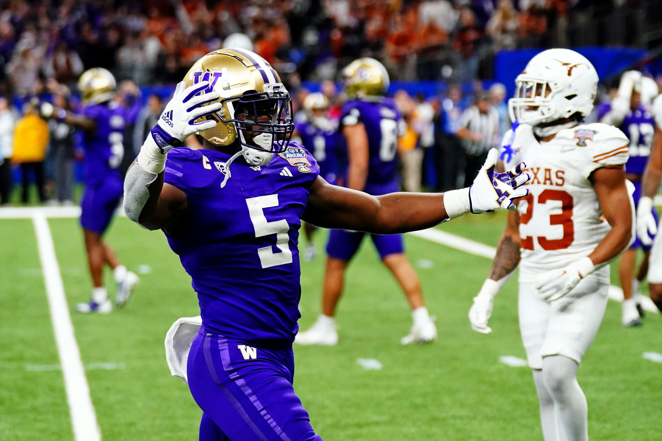 The Las Vegas Raiders could deepen their linebacker group by adding Washington's Edefuan Ulofoshio in the 2024 NFL Draft.