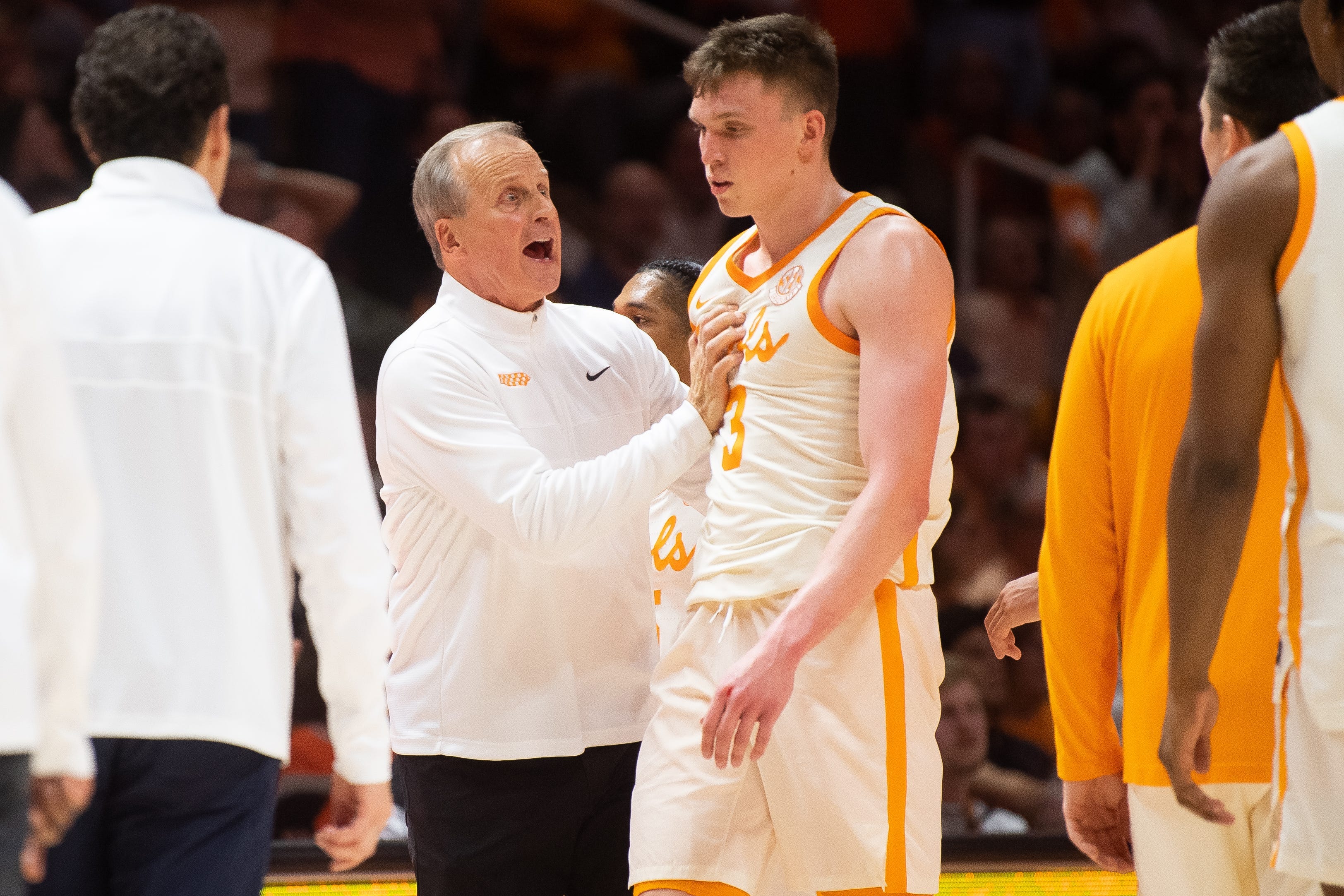 Tennessee Volunteers HC Rick Barnes with G Dalton Knecht during the win over South Carolina. (Photo by Brianna Paciorka of the USA Today Network)