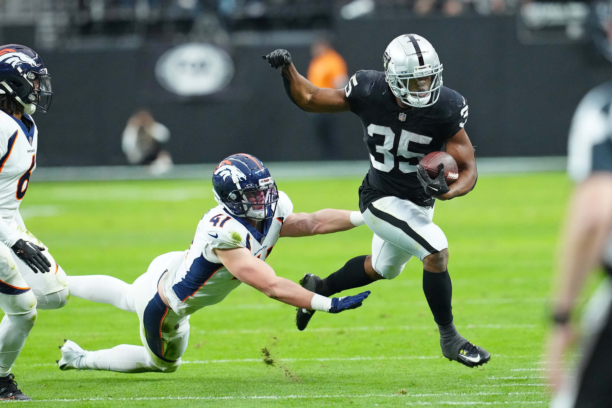 For several reasons, the Las Vegas Raiders could see their run game improve in 2024.