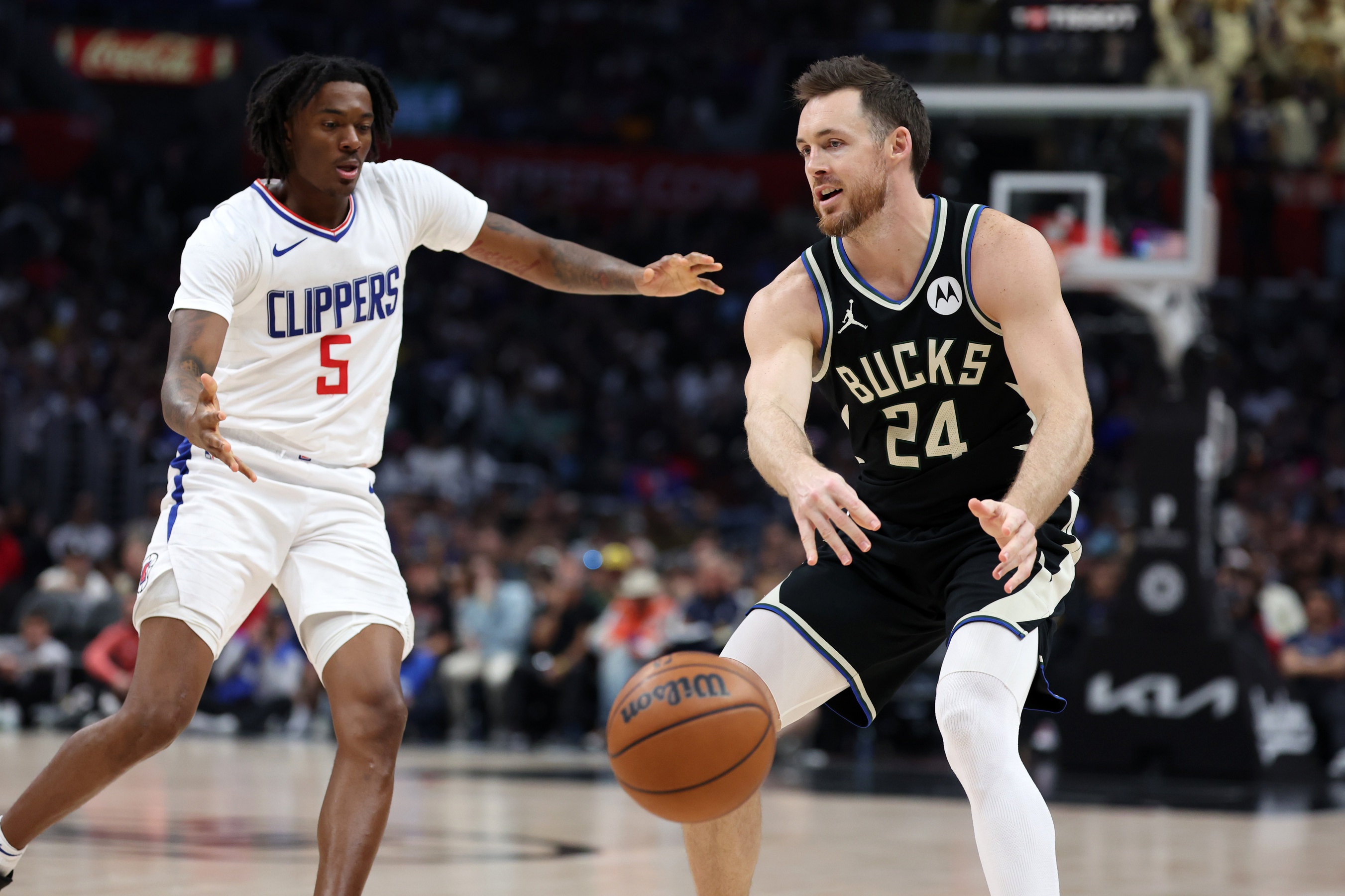 Milwaukee Bucks guard Pat Connaughton (24) passes the ball against Los Angeles Clippers guard Bones Hyland (5)