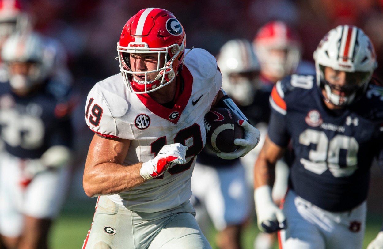 Georgia Bulldogs tight end Brock Bowers (19) runs after a catch against the Auburn Tigers. © Jake Crandall / USA TODAY NETWORK