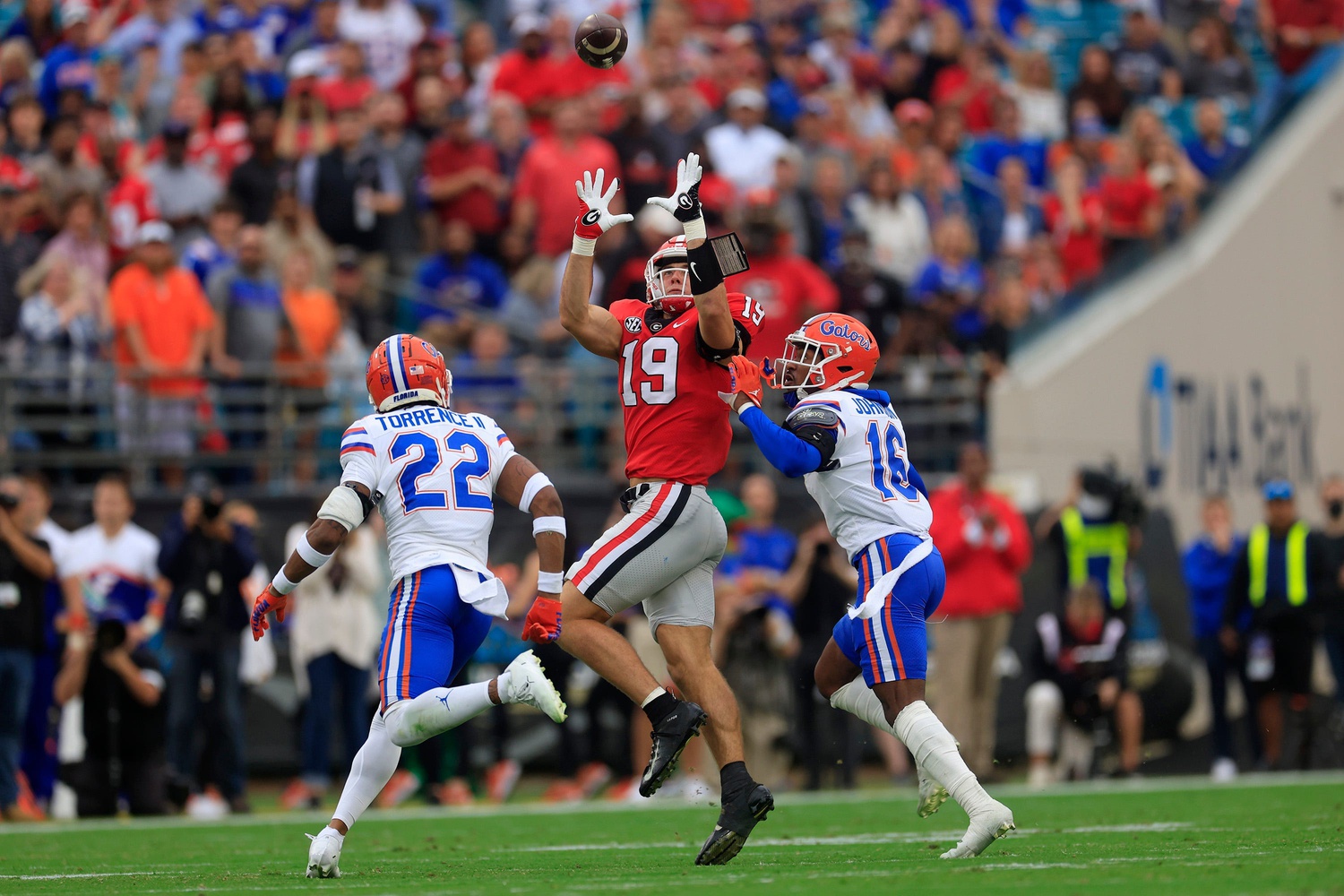 Georgia Bulldogs tight end Brock Bowers (19) hauls in a reception against Florida safeties Tre'Vez Johnson (16) and Rashad Torrence II (22). © Corey Perrine / USA TODAY NETWORK
