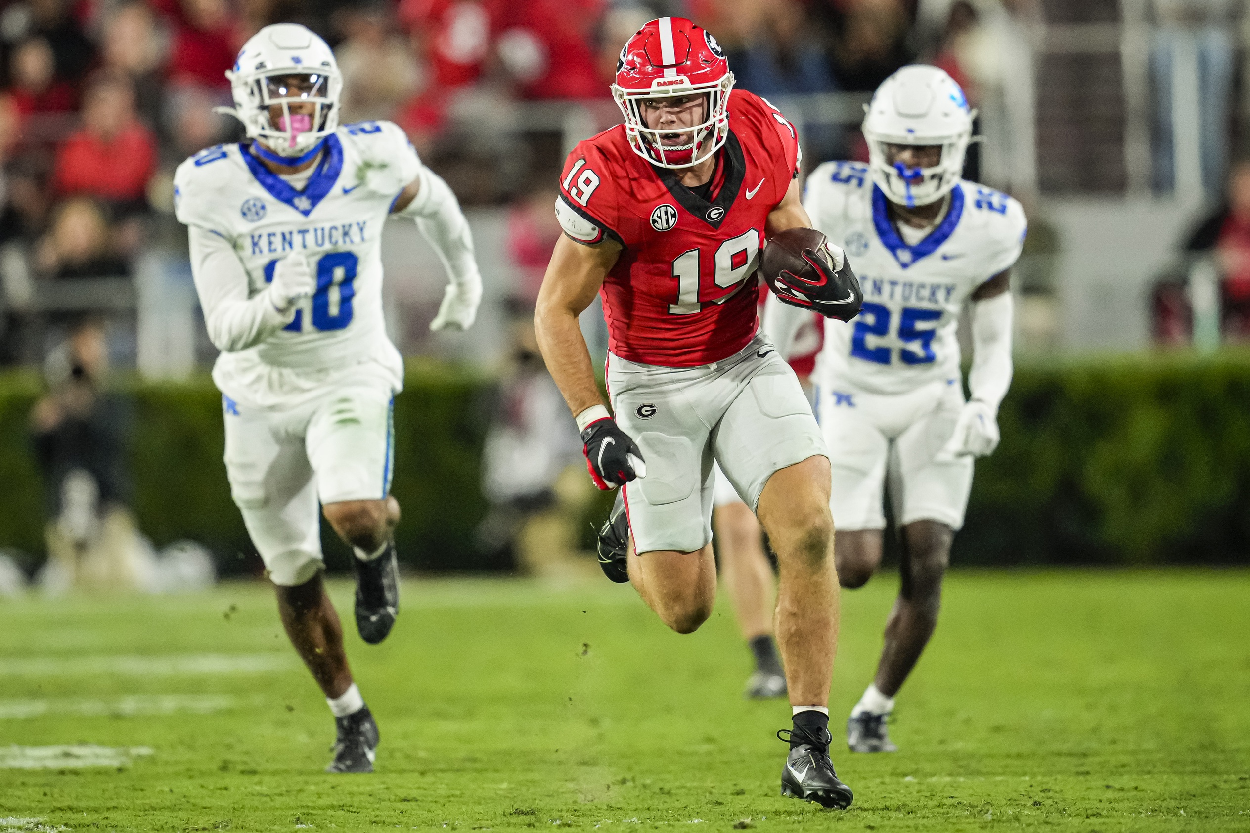 Georgia Bulldogs tight end Brock Bowers (19) runs after a catch against the Kentucky Wildcats. Mandatory Credit: Dale Zanine-USA TODAY Sports