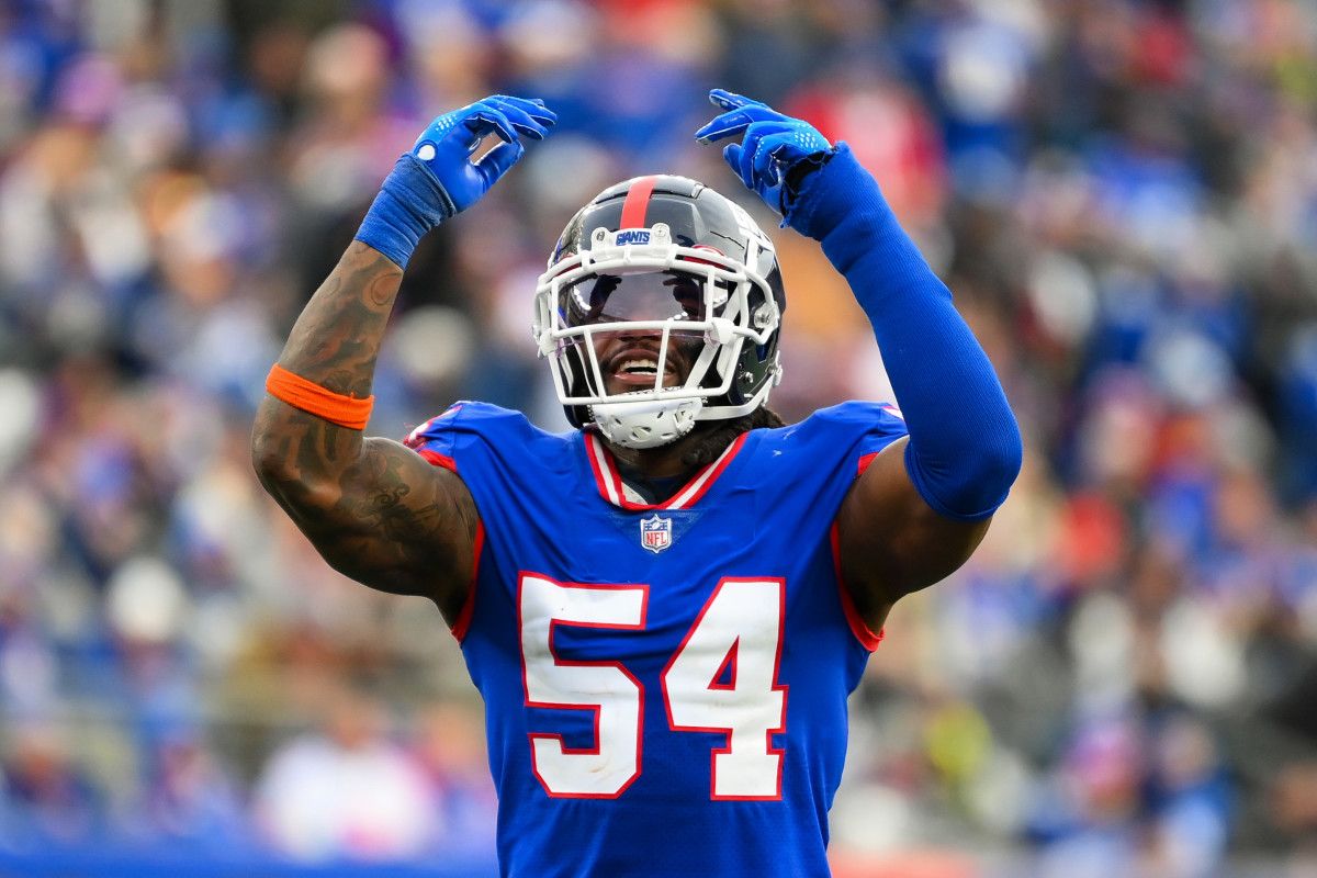 New York Giants linebacker Jaylon Smith (54) gestures to the crowd against the Washington Commanders