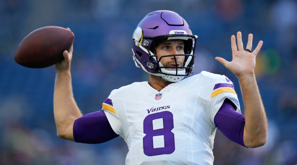 Kirk Cousins warms up ahead of a Vikings-Seahawks preseason game.