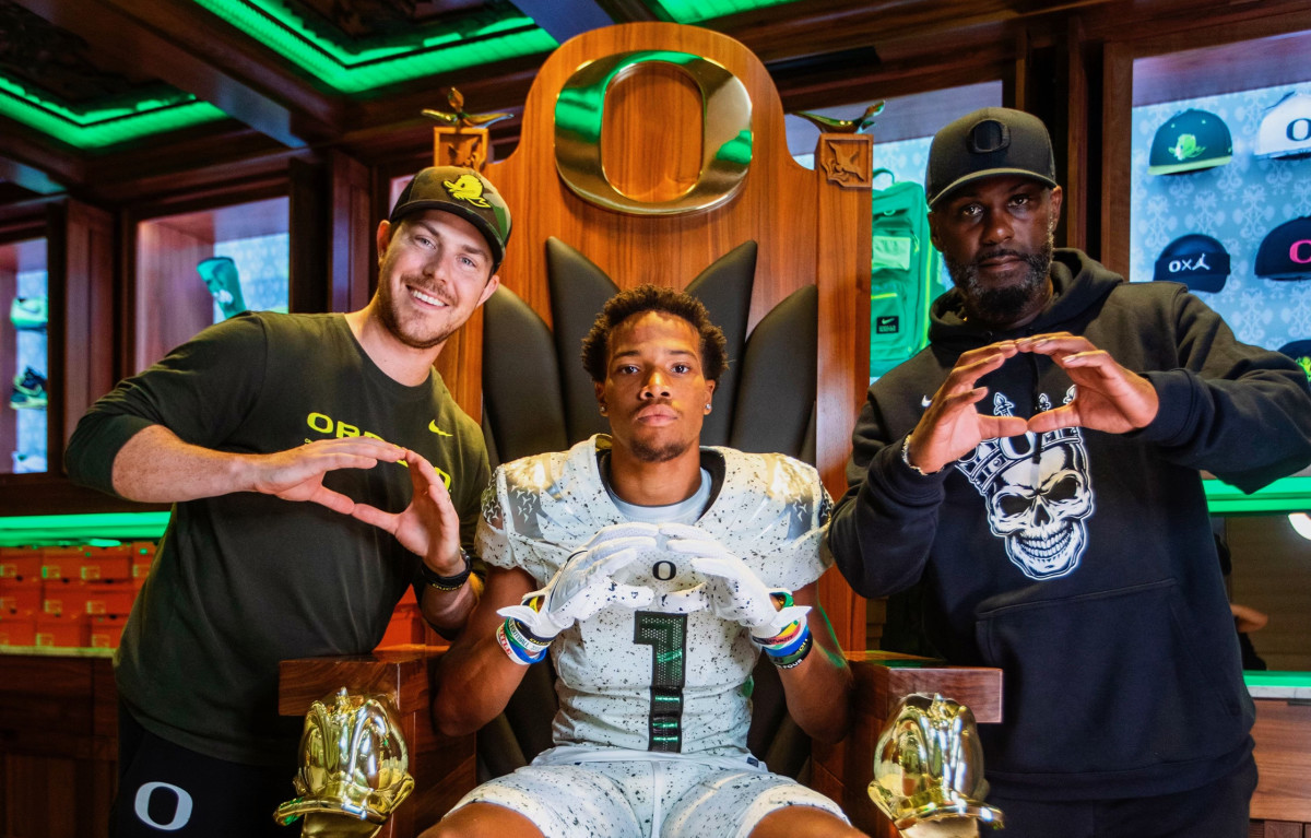 2025 Pfulgerville (Tex.) Weiss wide receiver poses with Will Stein (left) and Junior Adams (right) during a visit to Oregon.