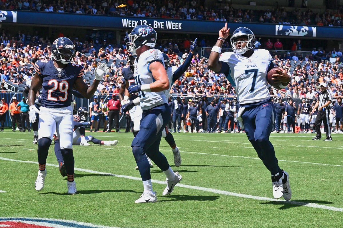 Tennessee Titans quarterback Malik Willis (7) scores on a two-yard touchdown run in the first quarter against the Chicago Bears at Soldier Field.