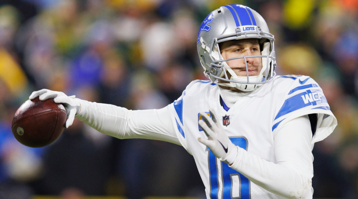 Lions quarterback Jared Goff looks to throw a pass.