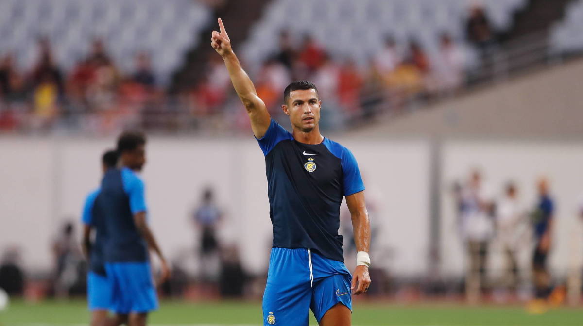 Cristiano Ronaldo alza la mano en entrenamientos del Al Nassr